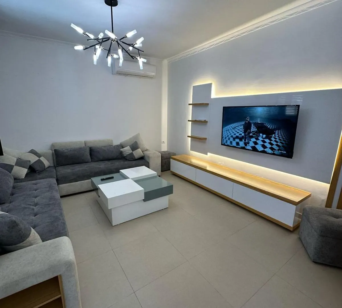 Elby Apartment ,Airport Pick Up Drop Off Berat Albania